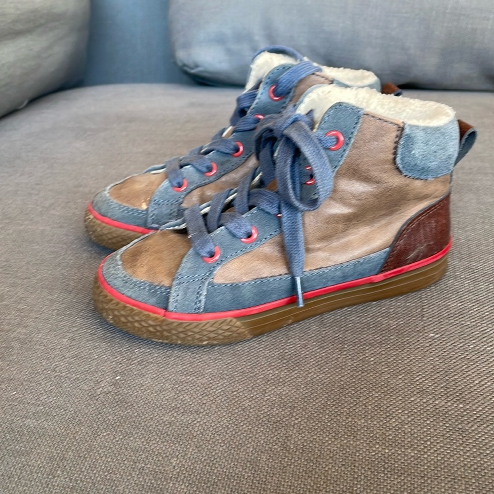 Hanna Anderson high-top faux -fur lined lace-up winter sneaker / boot.